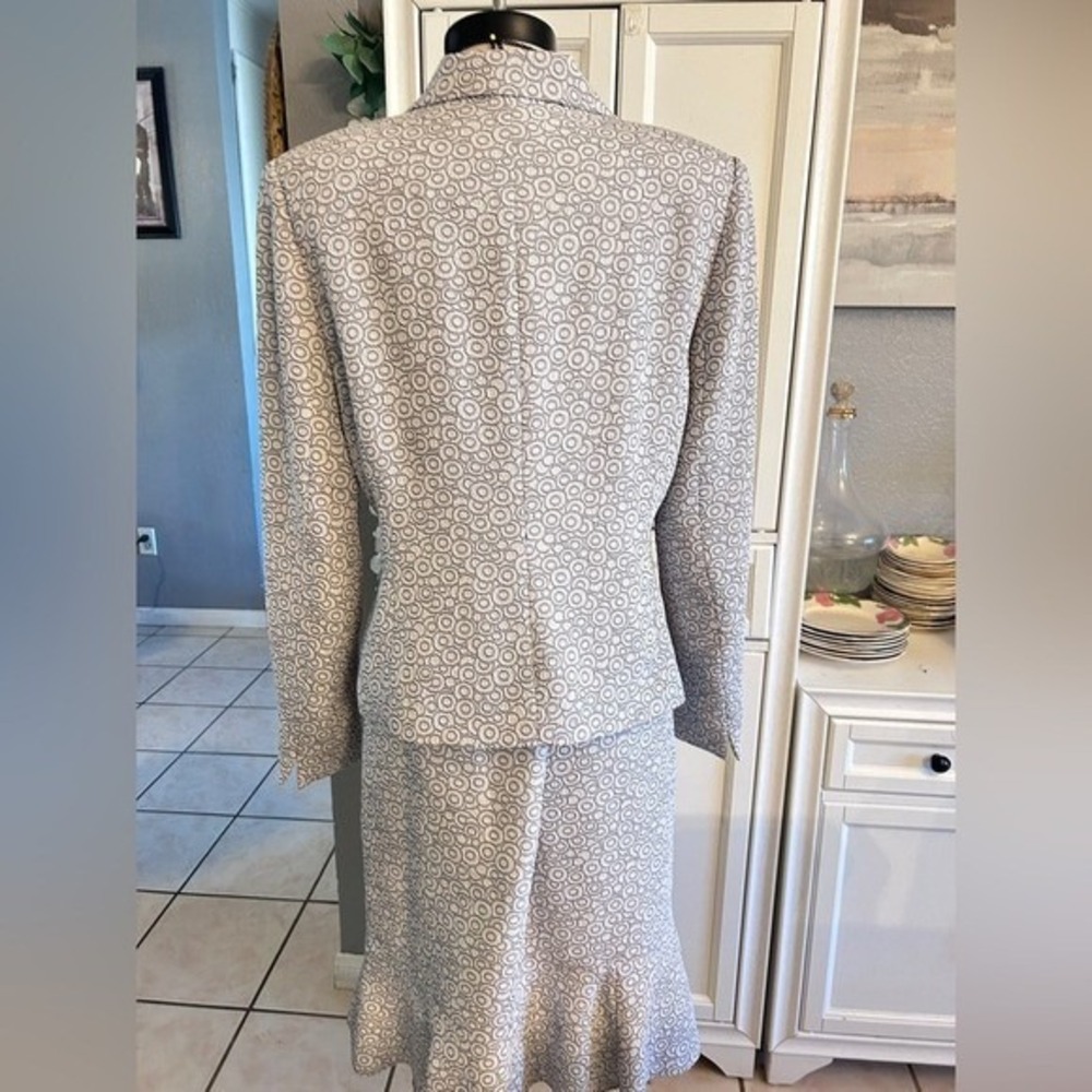 Women's Gray Patterned Skirt Suit Set - Classic Blazer & Flounce Hem Skirt - Picture 3 of 11
